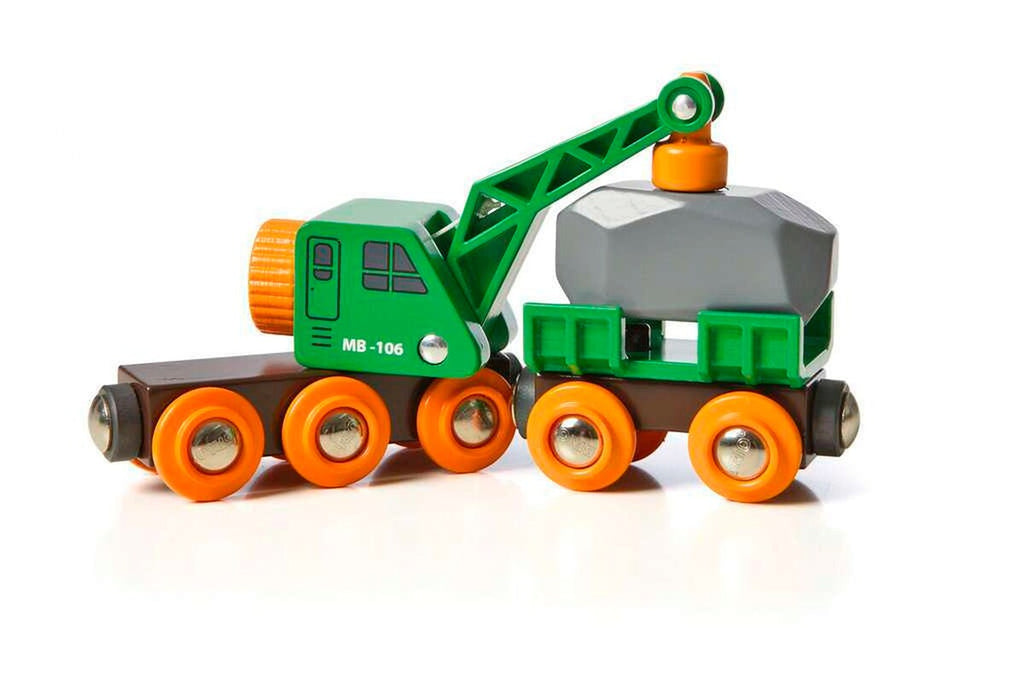 Bakside av grønn kranbil med tilhenger og last i tre - BRIO World