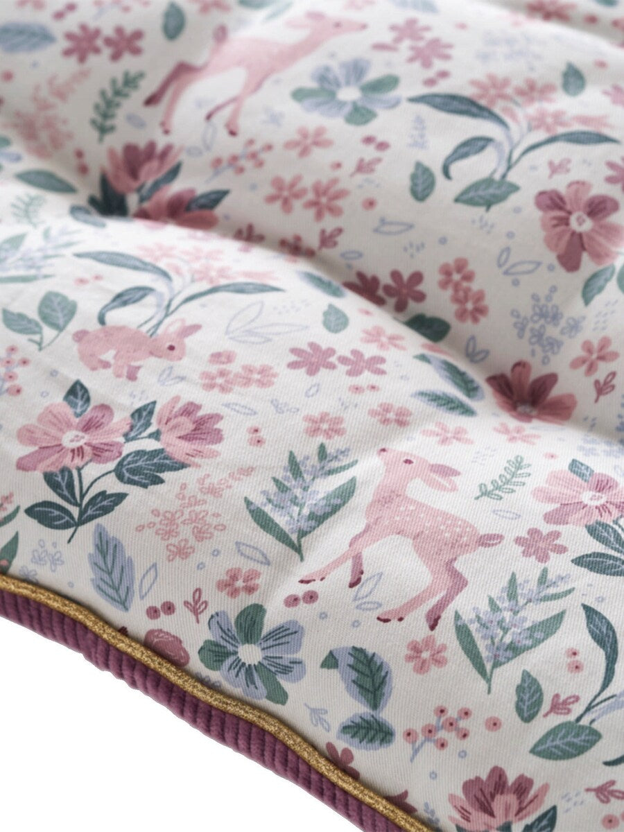 Detalj av quilting og gullfarget piping på Gulvmadrass WUNDERLAND