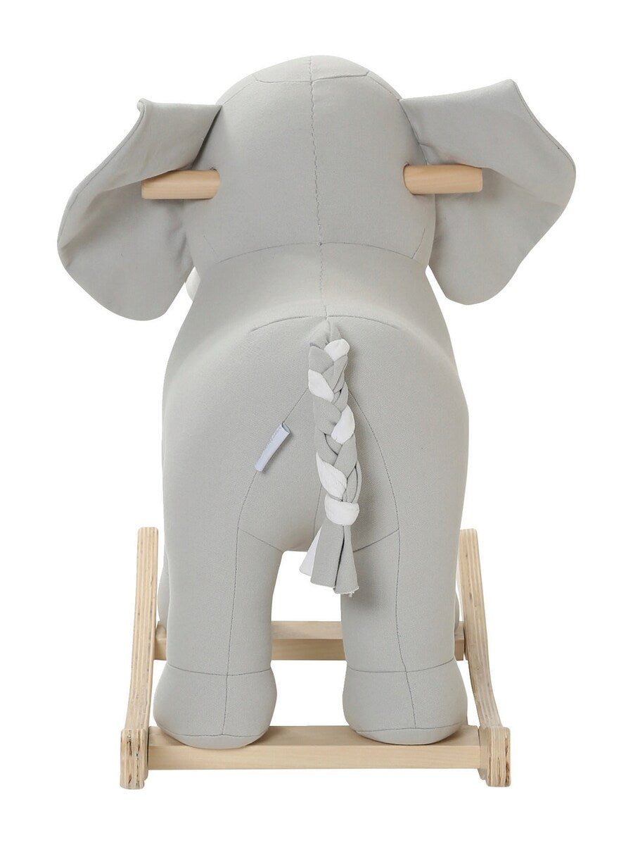 Detalj av grep og stoff på Gyngeelefant i FSC®-sertifisert tre
