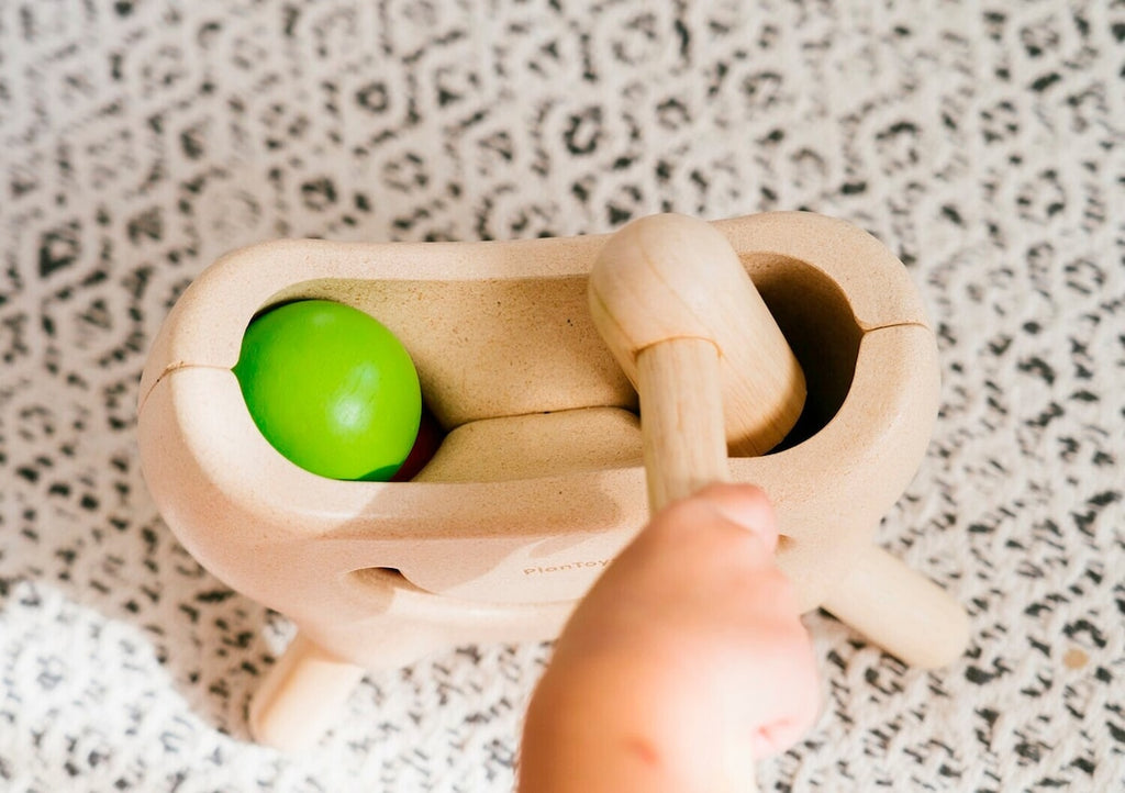 Hammerbenk med kuler i gummitreverk fra 2 år med trehammer i bruk