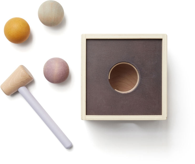 Hammerbenk Neo med 3 trekuler fra 1 år - Kids Concept montert med hammer