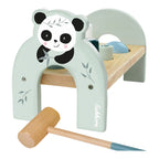 Nærbilde av panda-design på Hamrebenk i tre panda-design med hammer fra 12 mnd