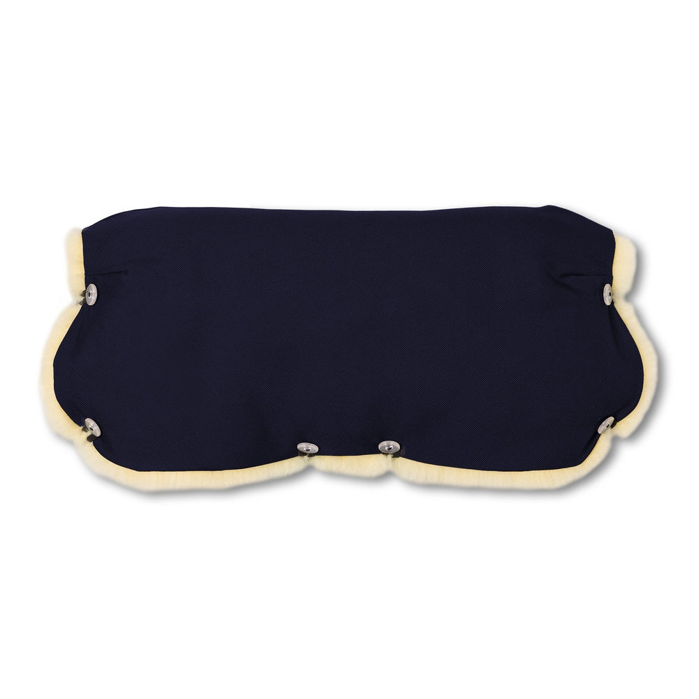 Detalj av knappelukking på håndvarmer i lammeskinn for barnevogn navy blue