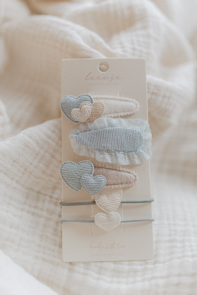 Detalj av Hårspenner blue broderie anglaise hearts mix