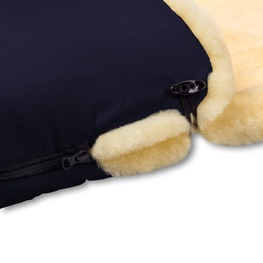 Helårs vognpose PUTZI i lammeskinn navy blue som lekedekke