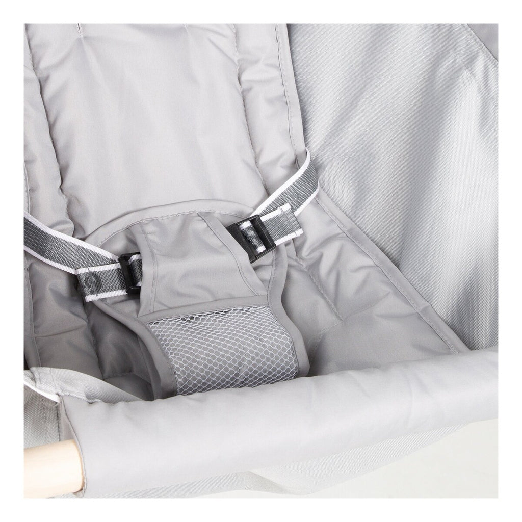 Bakside av hengehuske for baby i canvas og tre fra roba