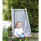 Montert hengehuske for baby i canvas og tre fra roba i bruk