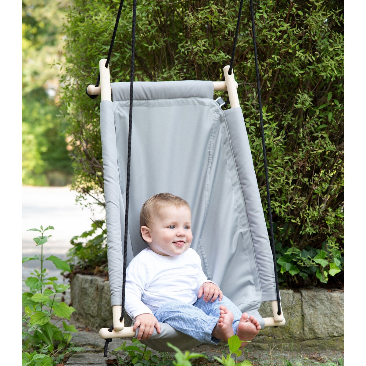 Montert hengehuske for baby i canvas og tre fra roba i bruk