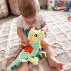 Hengeleke drage Sensory Friend Dusty montert på barnesete