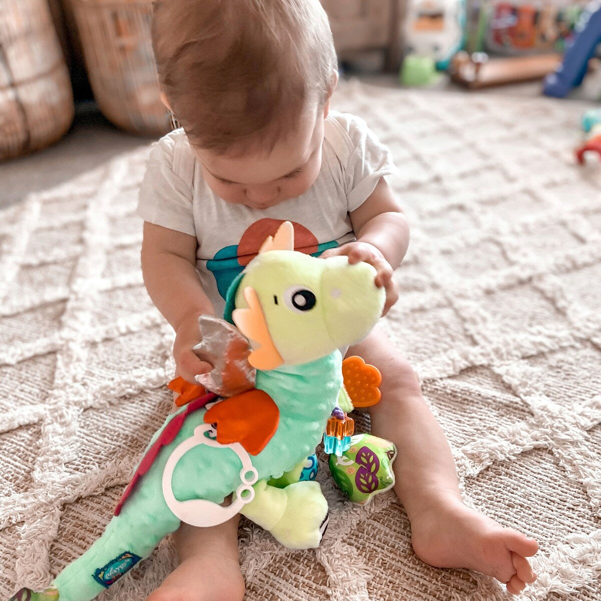Hengeleke drage Sensory Friend Dusty montert på barnesete