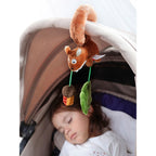 Hengeleke ekorn i plysj for babystol detalj