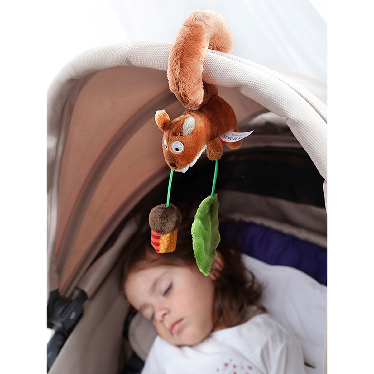 Hengeleke ekorn i plysj for babystol detalj