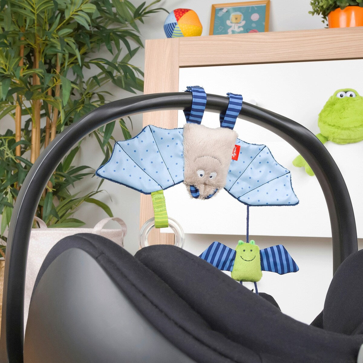 Nærbilde av gripering på Hengeleke flaggermus med knitrefolie