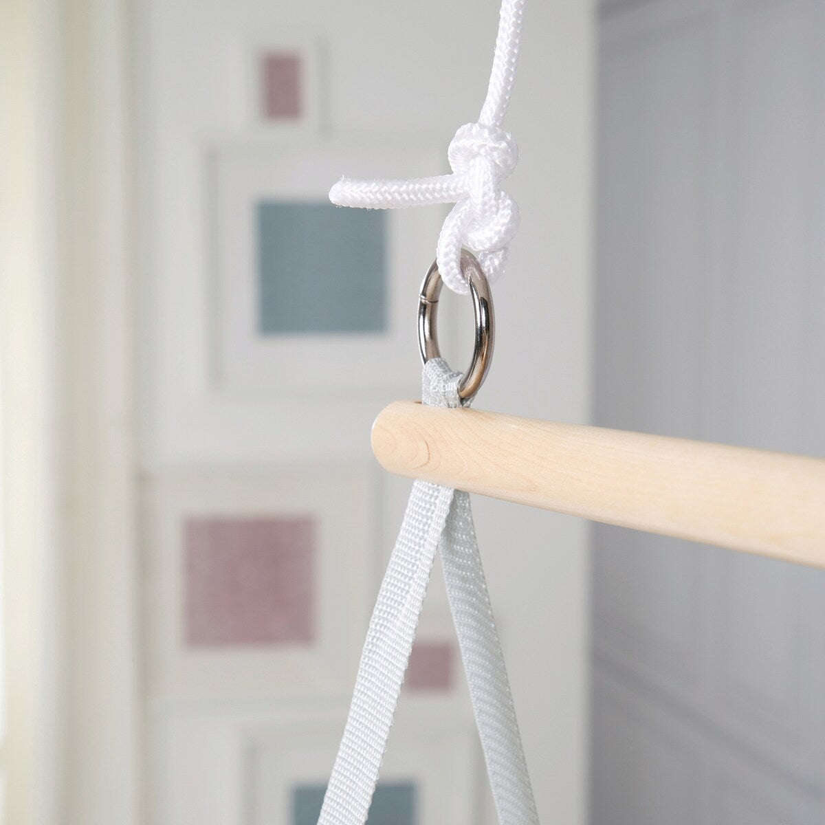 Sovende baby i Hengevugge safe asleep® med mesh-stoff i canvas