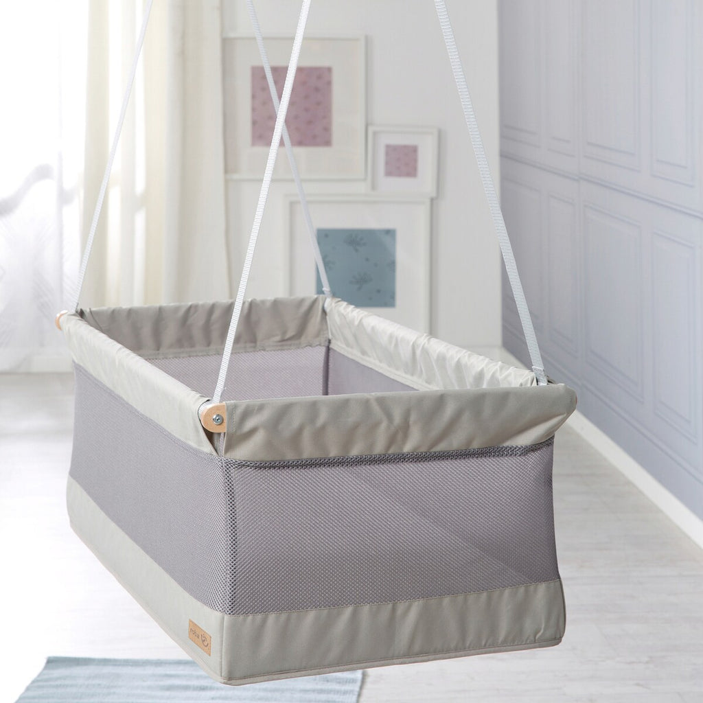 Hengevugge safe asleep® med mesh-stoff i canvas med perforert madrass