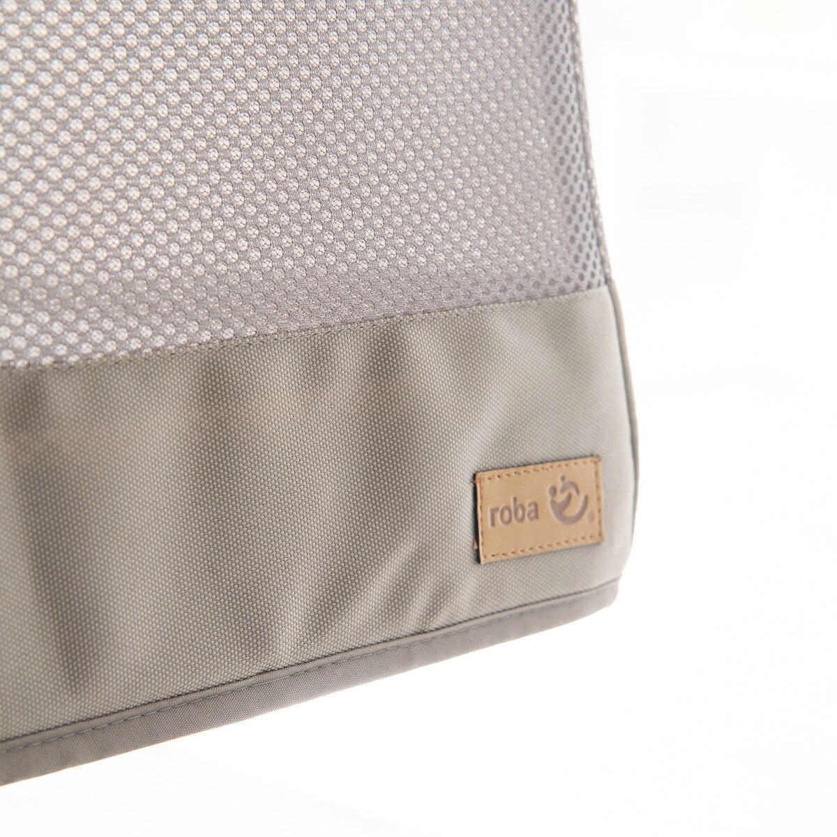 Montert Hengevugge safe asleep® med mesh-stoff i canvas i barnerom