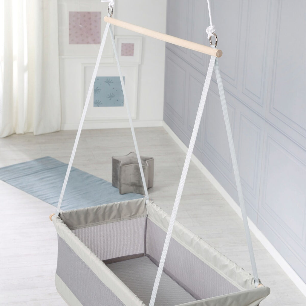 Nærbilde av naturtre-element på Hengevugge safe asleep® med mesh-stoff i canvas