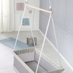Nærbilde av naturtre-element på Hengevugge safe asleep® med mesh-stoff i canvas