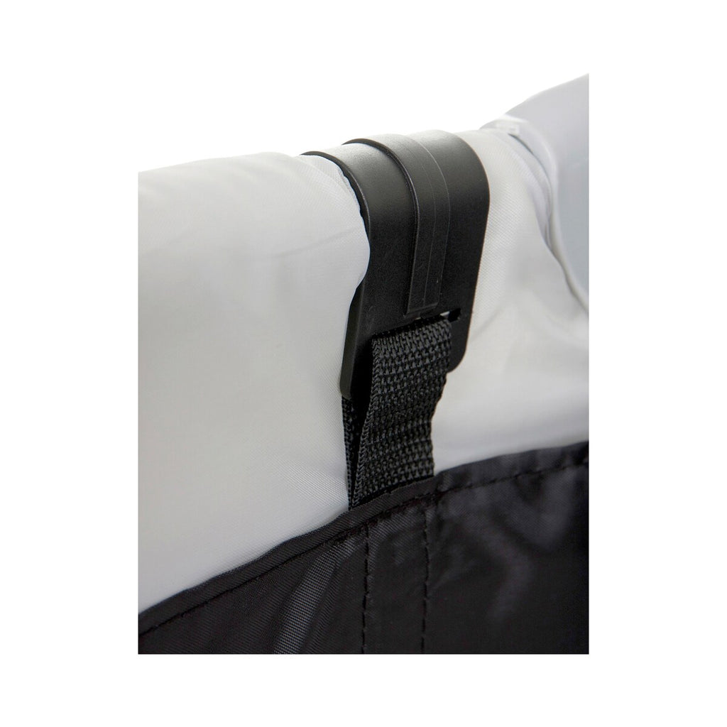 Nærbilde av festeclipser på hevet liggeflate for reiseseng 120 x 60 cm fra fødsel