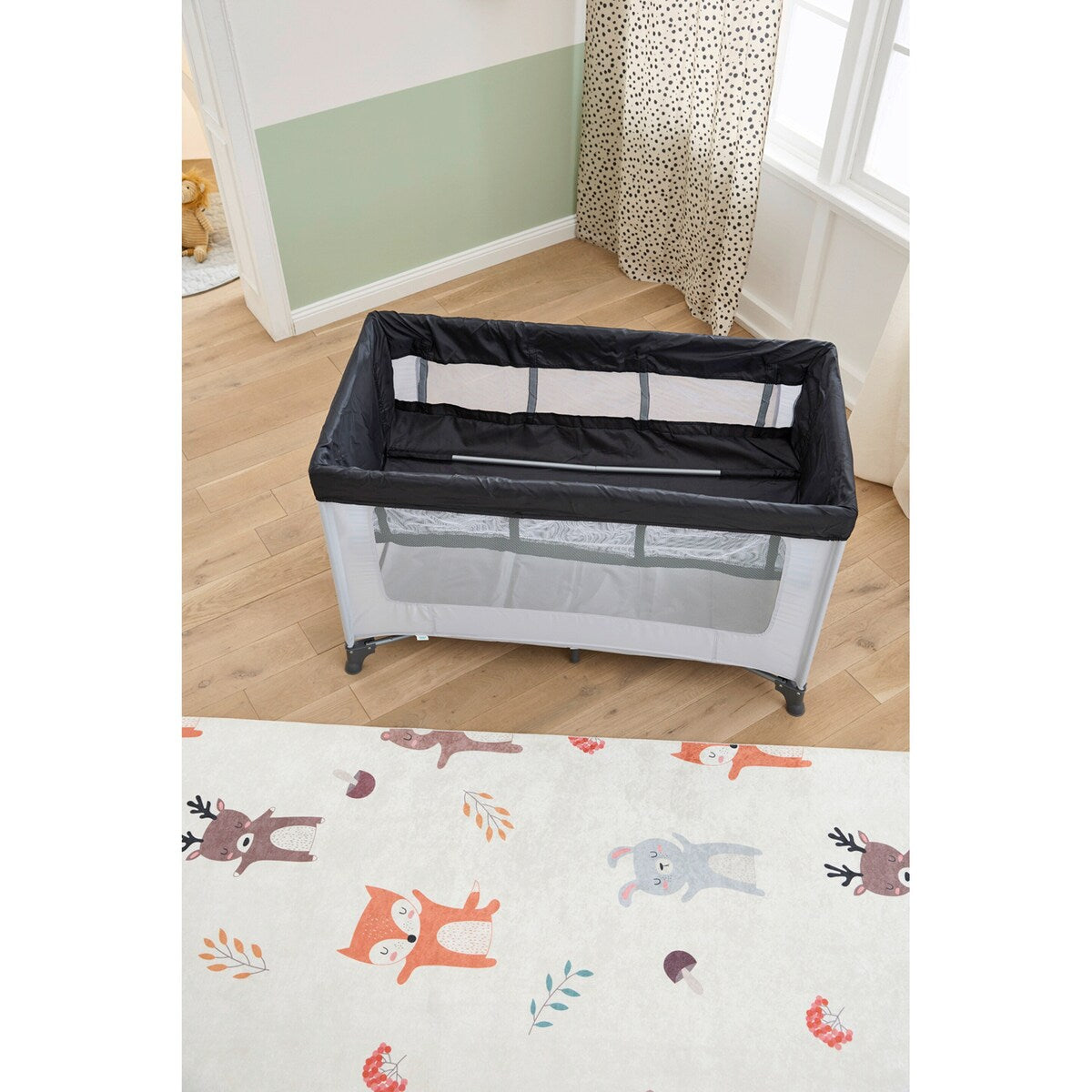 Sidevisning av hevet liggeflate for reiseseng 120 x 60 cm fra fødsel