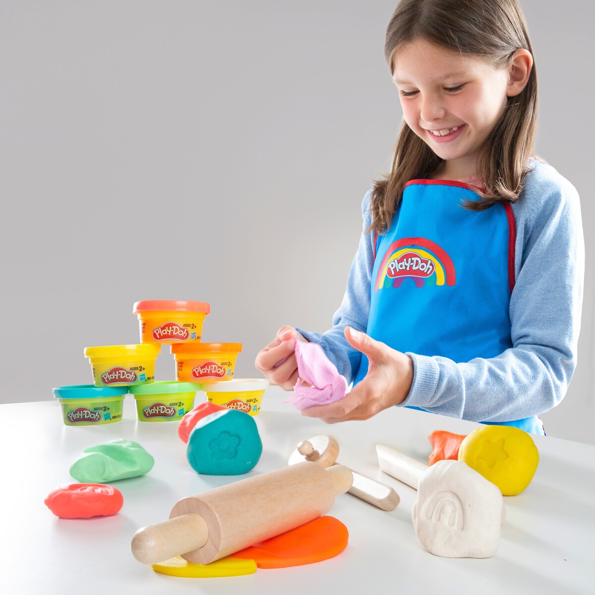 Nærbilde av treverktøy på Hobbybord for barn roba x Play-Doh FSC-tre