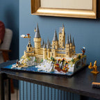 Nærbilde av minifigur i Hogwarts™ slott med slottsområde 76419