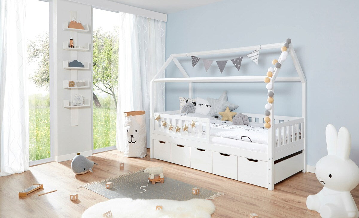 Detalj av rullbare skuffer på Husseng Traumhaus i hvit furu