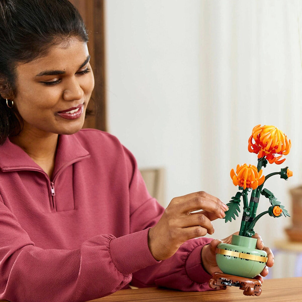 Montert Icons krysantemum blomsterbyggesett 10368 med potte og sokkel