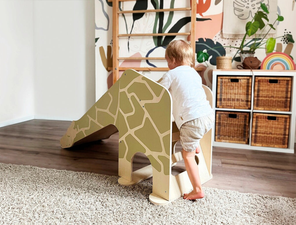Detalj av stabile føtter på Innendørs rutsjebane Giraffe Wildlife i tre fra 1 år