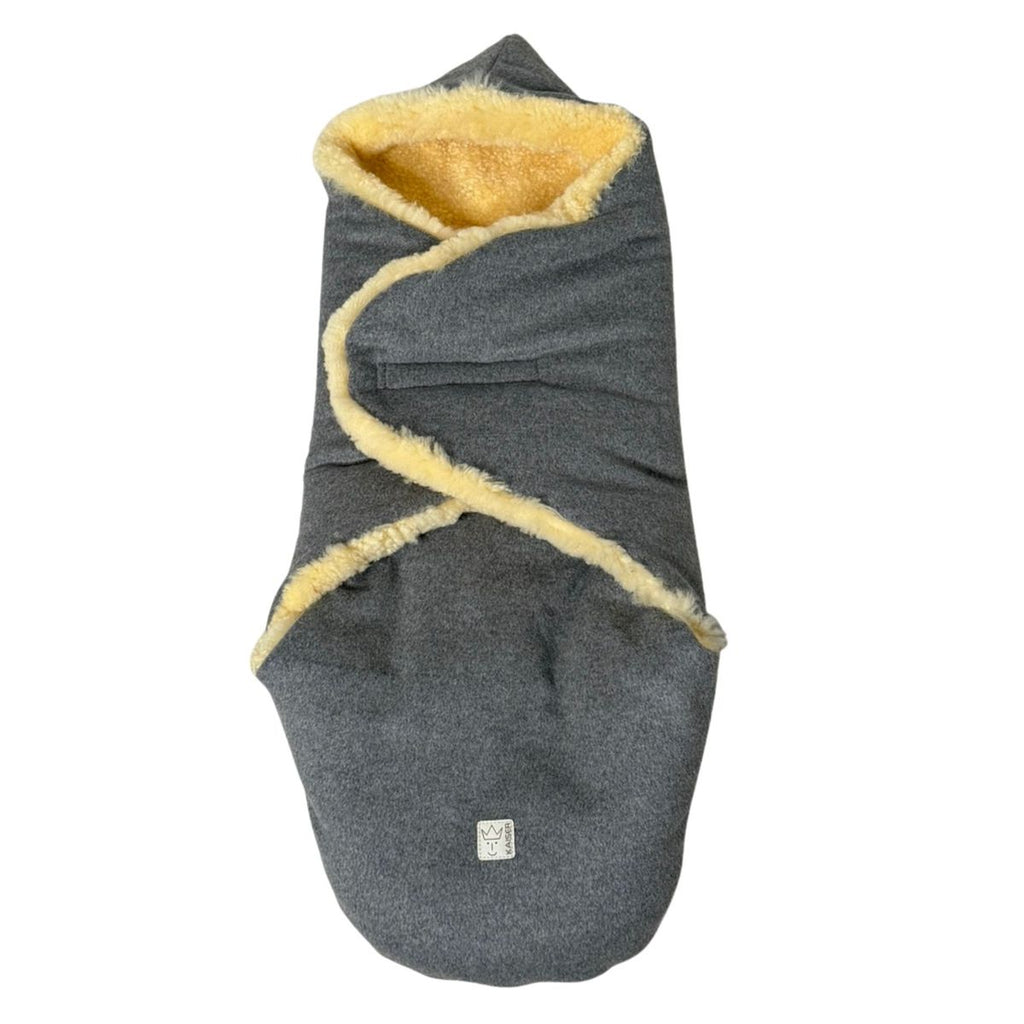 Innslagsteppe i lammeskinn og loden Madam Wool for bilstol bakside