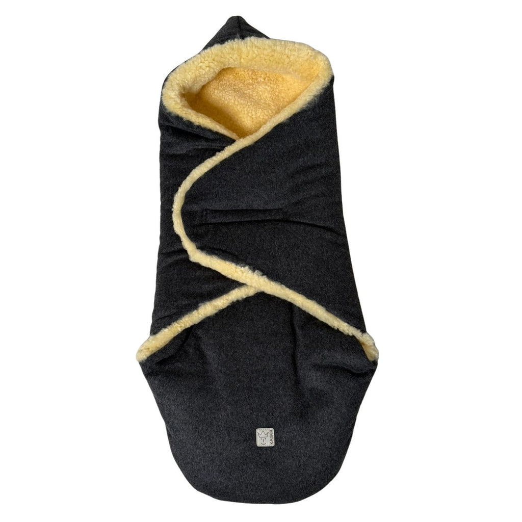 Innslagsteppe i lammeskinn og loden Madam Wool for bilstol montert i bilstol