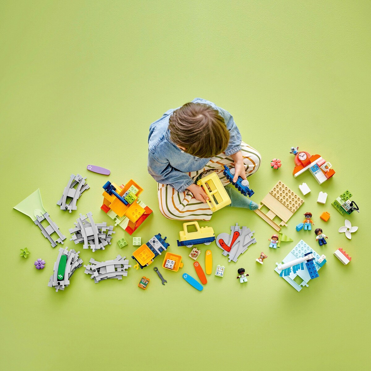 Detaljbilde av LEGO® DUPLO® figurer i Interaktivt jernbanesett 10428