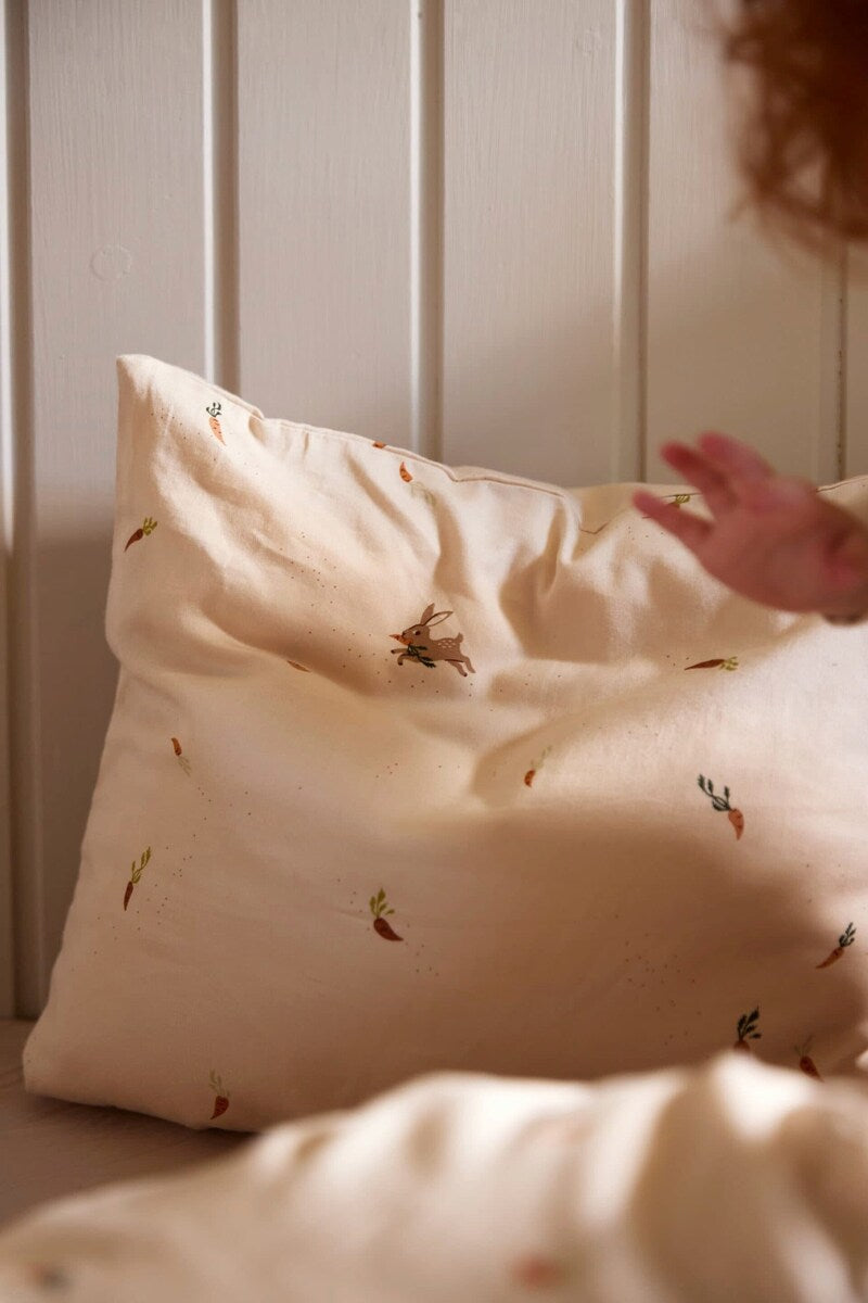 Junior sengetøy GOTS 100x140 cm Carrot Thief økologisk bomull detalj av mønster