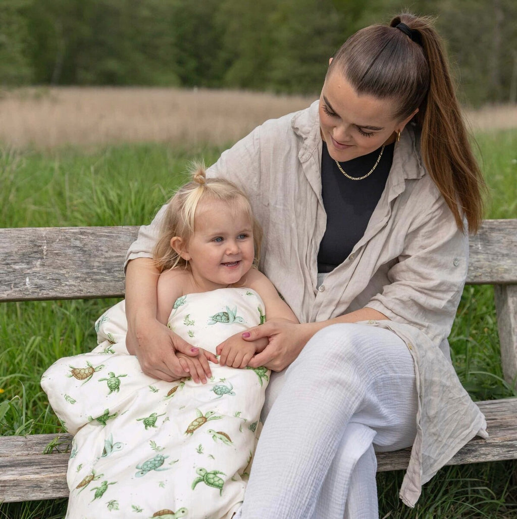 Junior sengetøy GOTS økologisk bomull 100x140 cm First Swim montert på seng