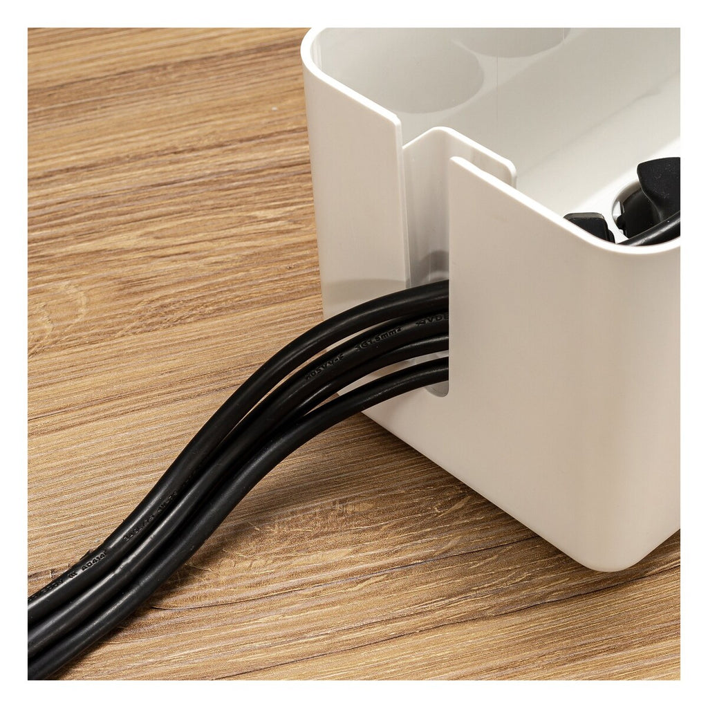 Montert Kabelboks CableGuard hvit med kabler tilkoblet