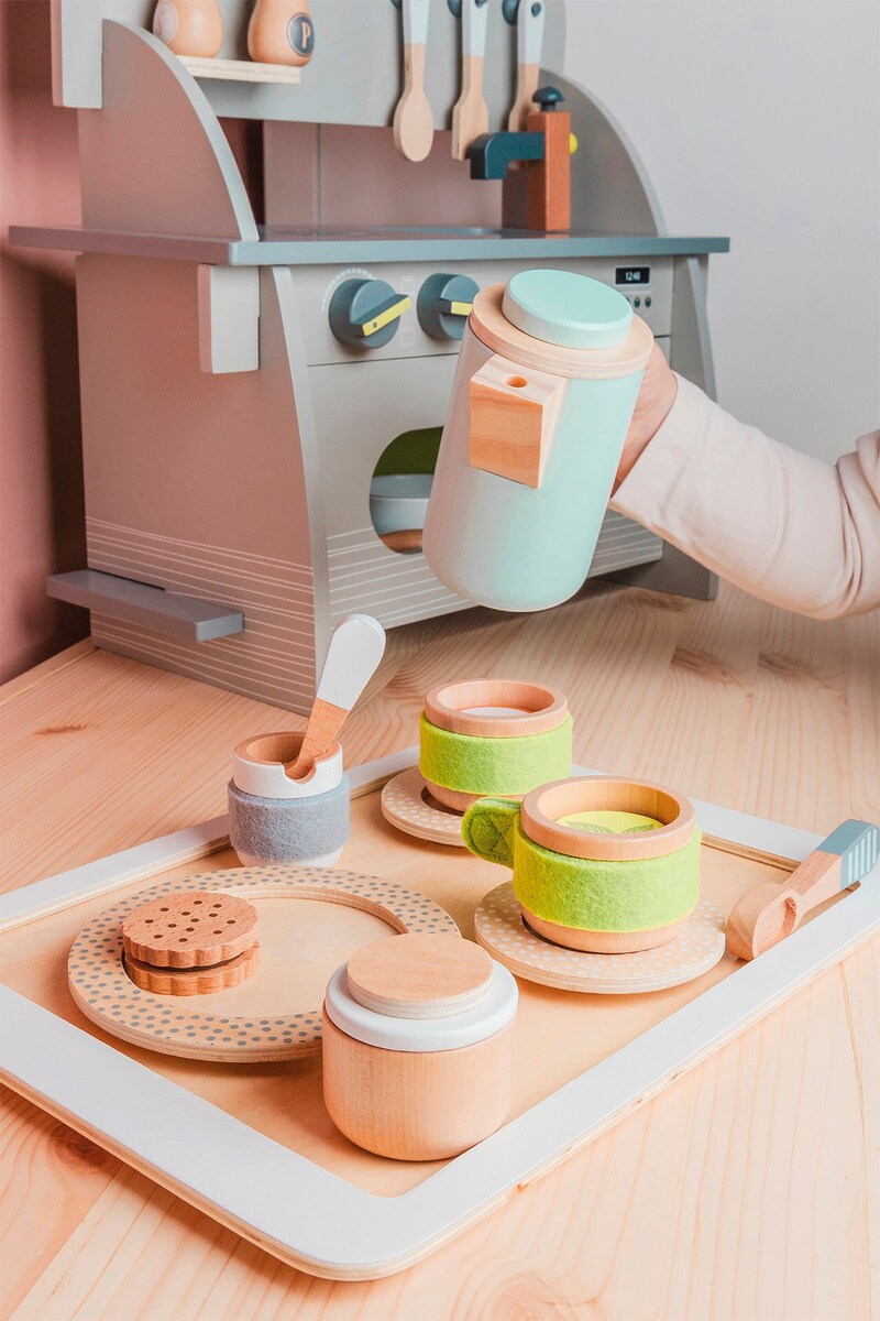 Kaffe- og tesett i tre for lekekjøkken small foot bakside