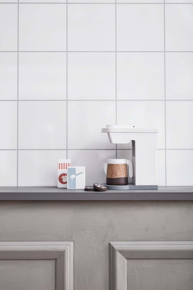 Detalj av kaffemaskin med tilbehør i tre Bistro