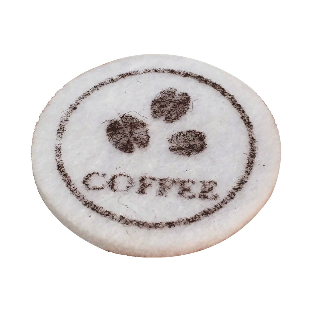 Nærbilde av kaffemaskin i tre med tilbehør 17,5 x 10,6 x 19,6 cm