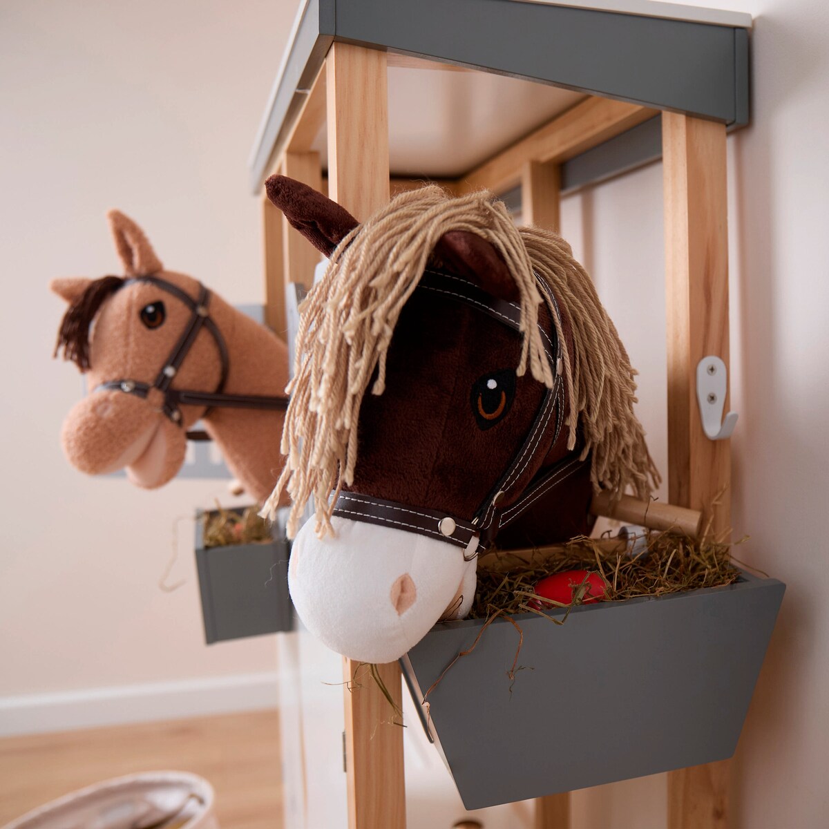 Kjepp-hest Coco i bruk av barn