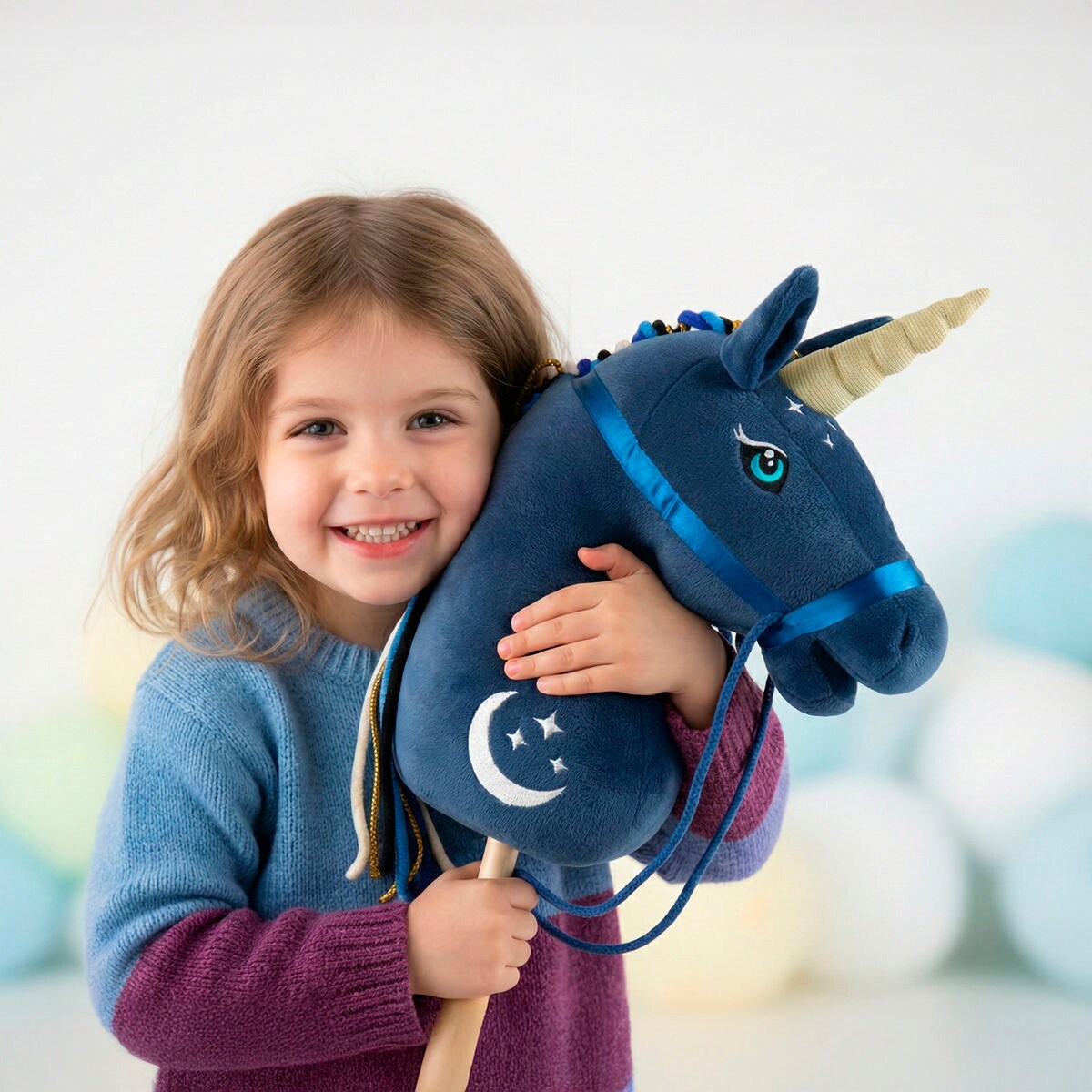 Kjepphest enhjørning Luna i tre sett fra siden