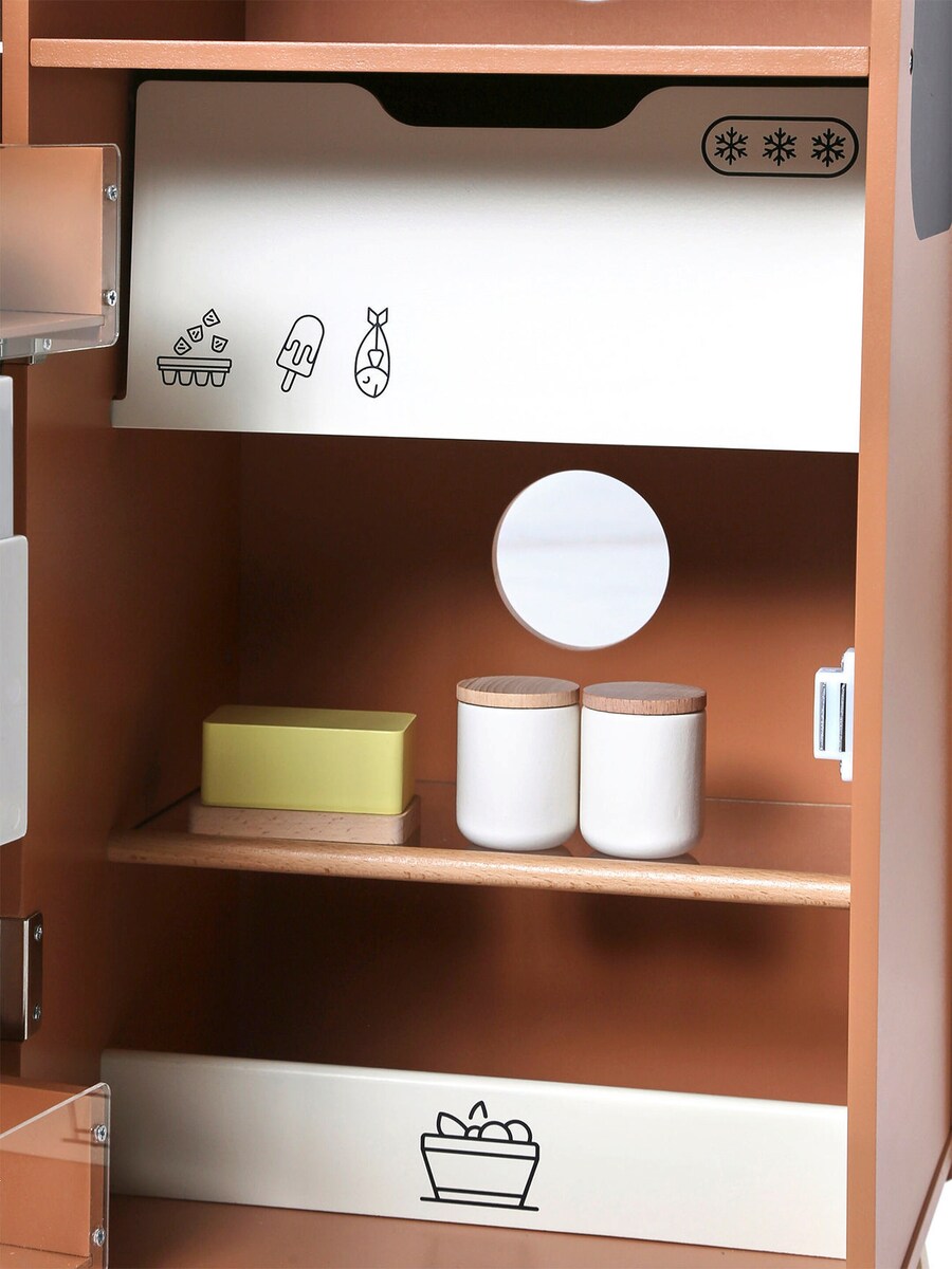 Nærbilde av isbitdispenser på Kjøleskap i tre FSC® med fryser 79x33x25 cm
