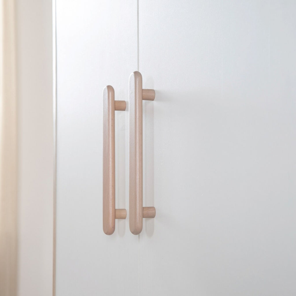 Klesskap Cabane 2-dørs 96x190 cm med soft-close åpen dør med klær