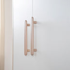 Klesskap Cabane 2-dørs 96x190 cm med soft-close åpen dør med klær