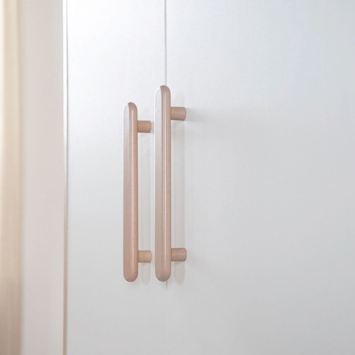 Klesskap Cabane 2-dørs 96x190 cm med soft-close åpen dør med klær