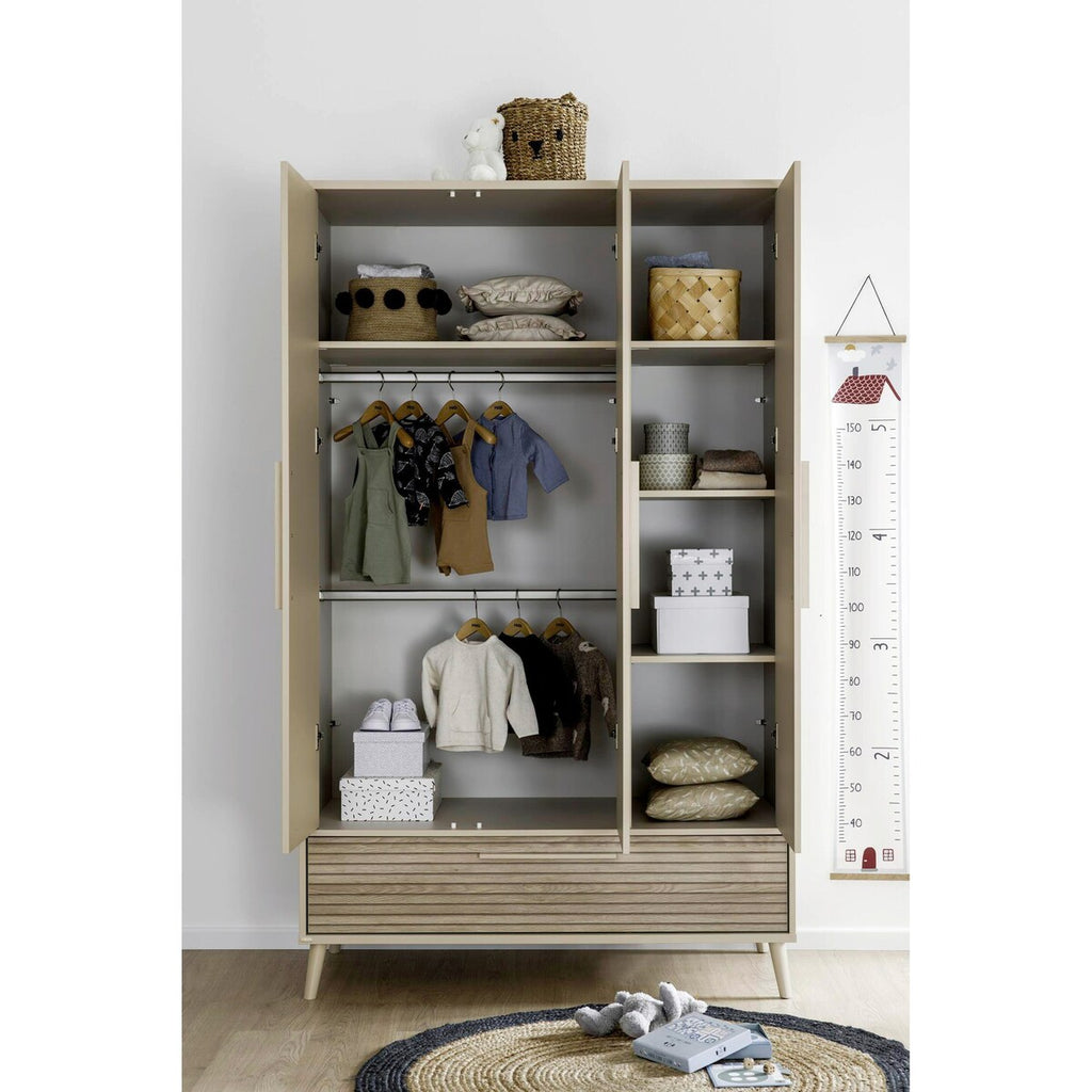 Klesskap Eefje 3-dørs 203,5 x 123,5 cm soft-close montert på barnerom
