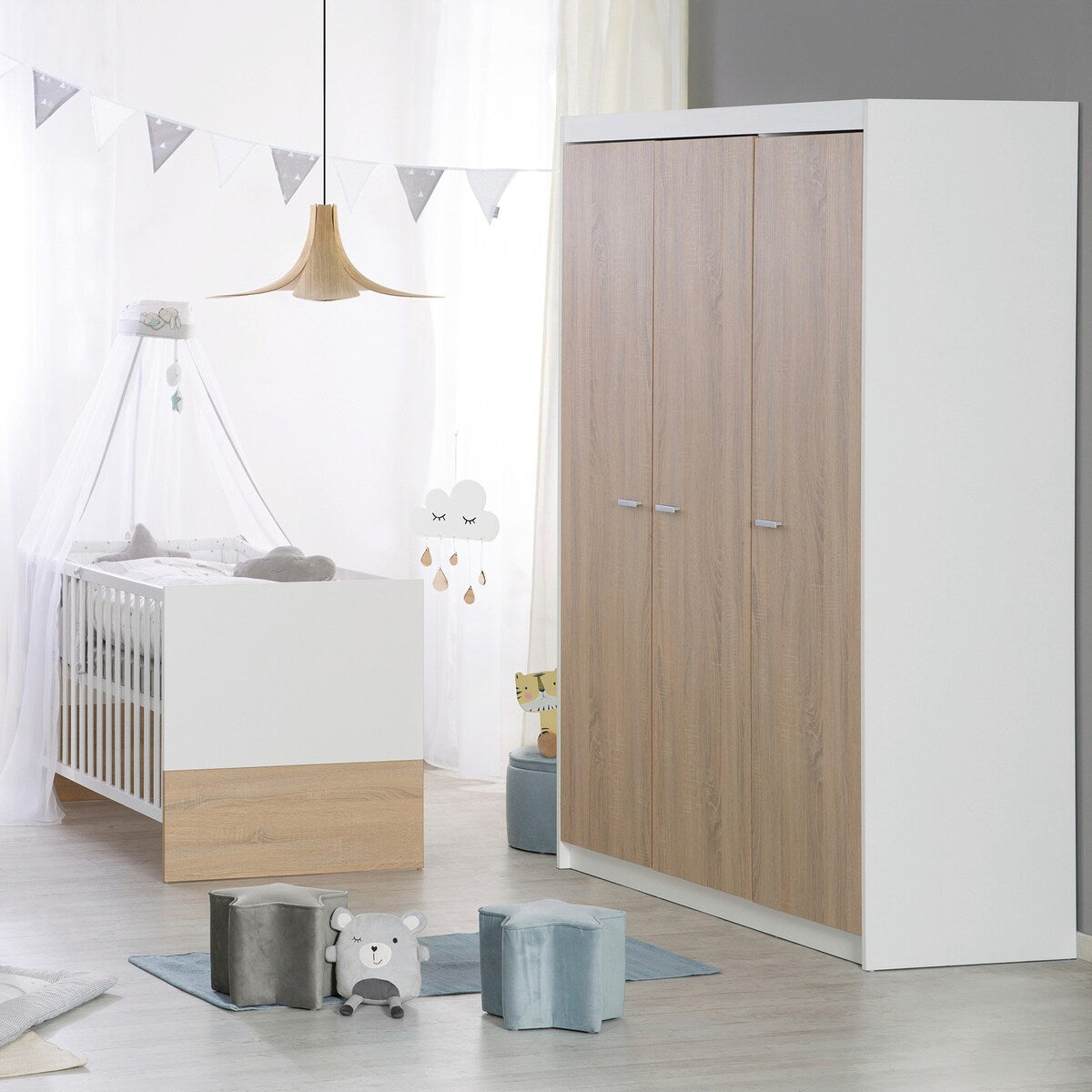 Klesskap "Gabriella" 3 dører soft-close montert i barnerom