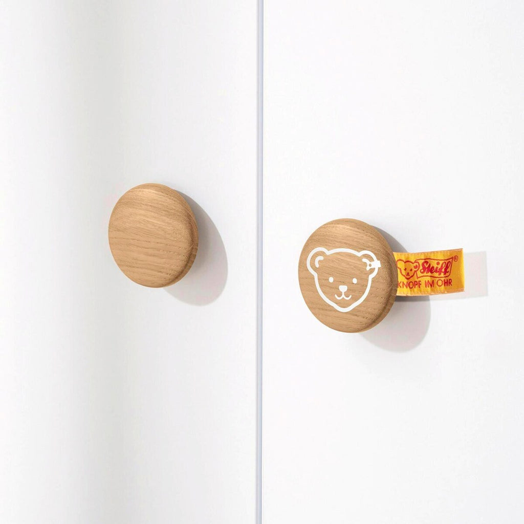 Detalj av håndtak med Steiff-logo på Klesskap Lotte & Fynn 2-dørs