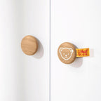 Detalj av håndtak med Steiff-logo på Klesskap Lotte & Fynn 2-dørs