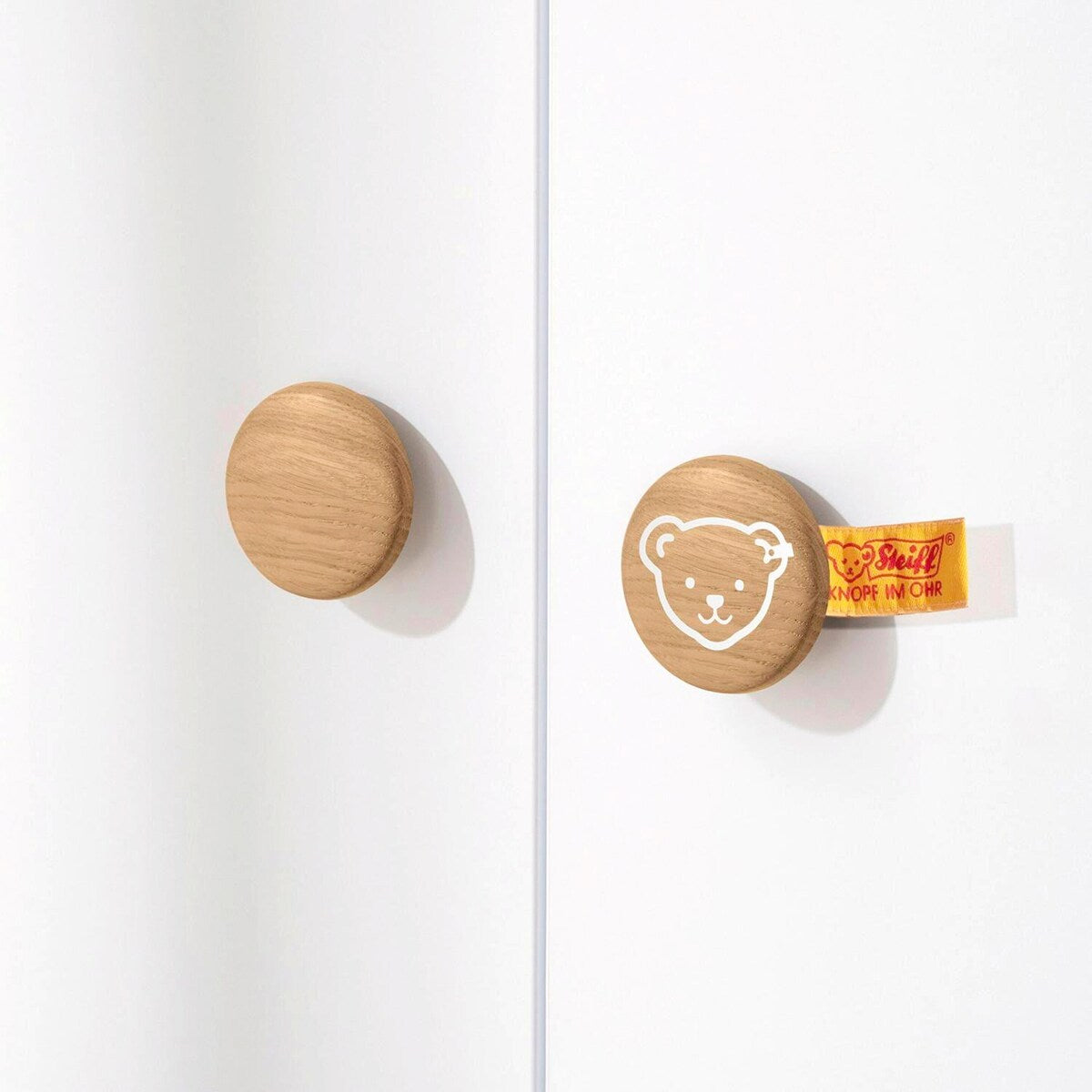 Detalj av håndtak med Steiff-logo på Klesskap Lotte & Fynn 2-dørs