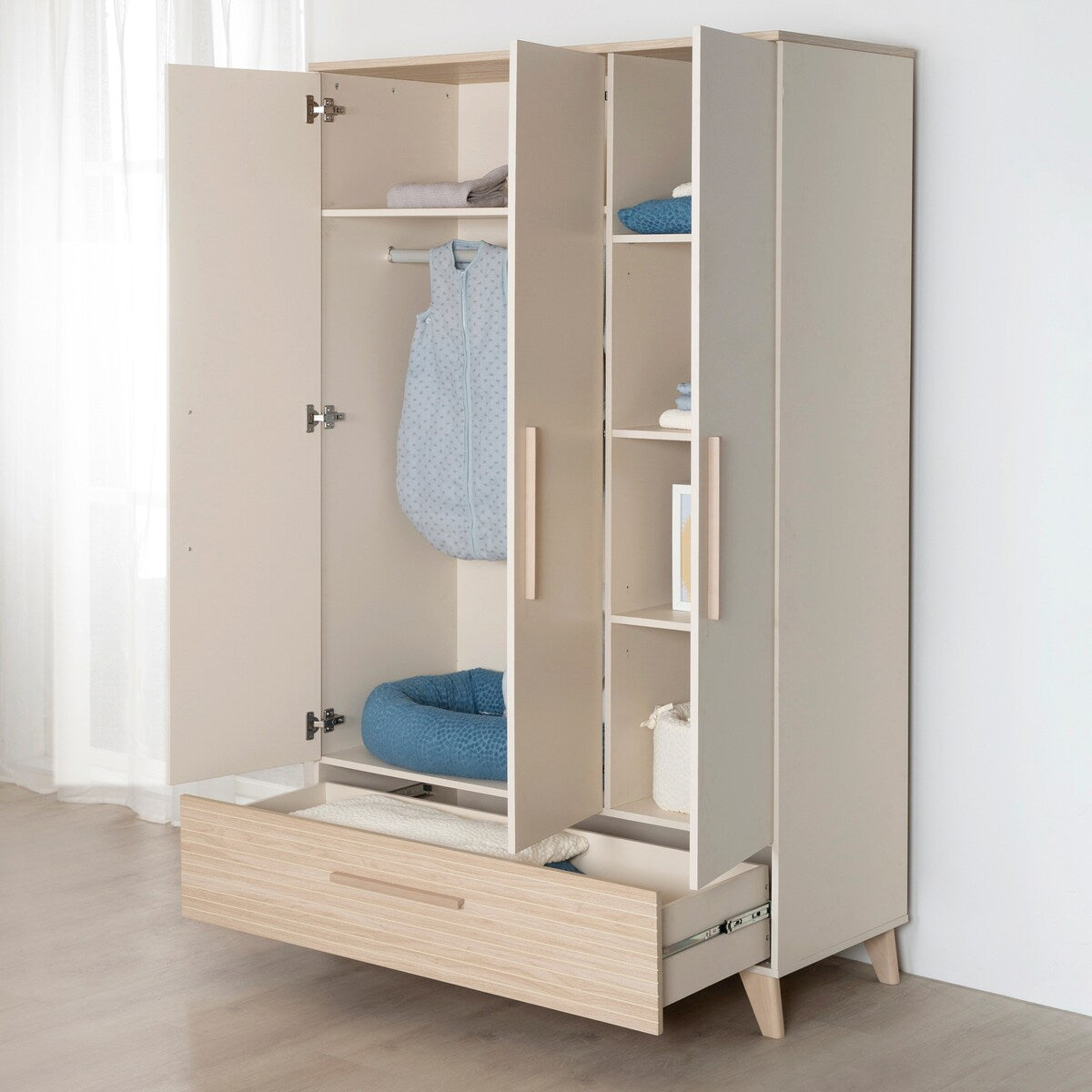 Klesskap Sidney 3-dørs 118x190 cm med skuff dør med soft-close-funksjon